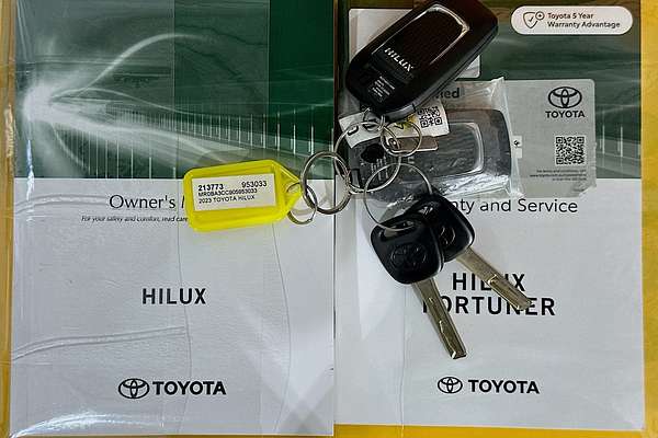2023 Toyota HILUX SR5 (4x4) GUN126R 4X4