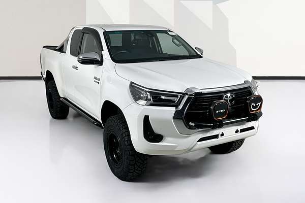 2023 Toyota HILUX SR5 (4x4) GUN126R 4X4