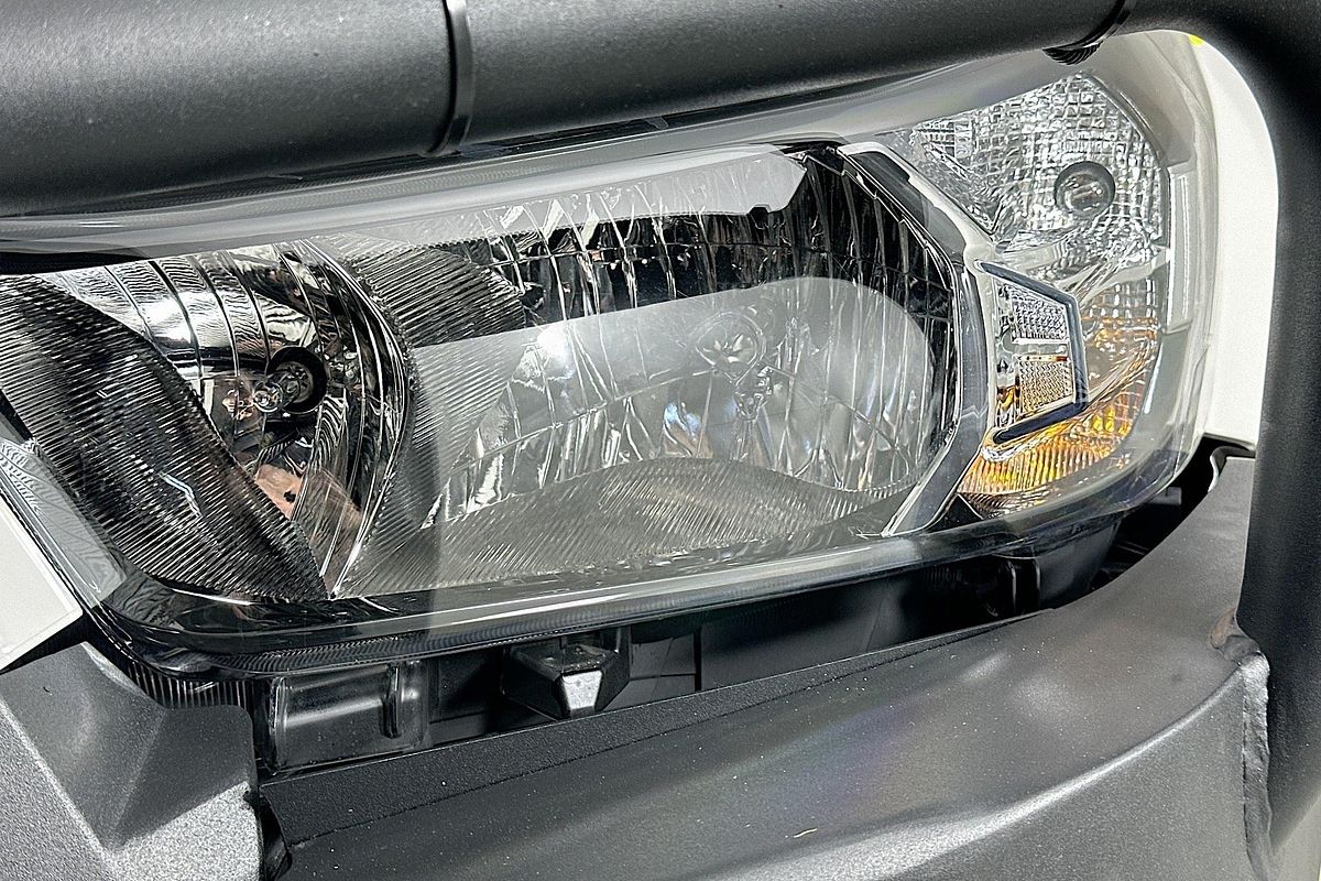 2025 Toyota HILUX SR (4x4) STEEL WHEELS GUN126R RC 4X4