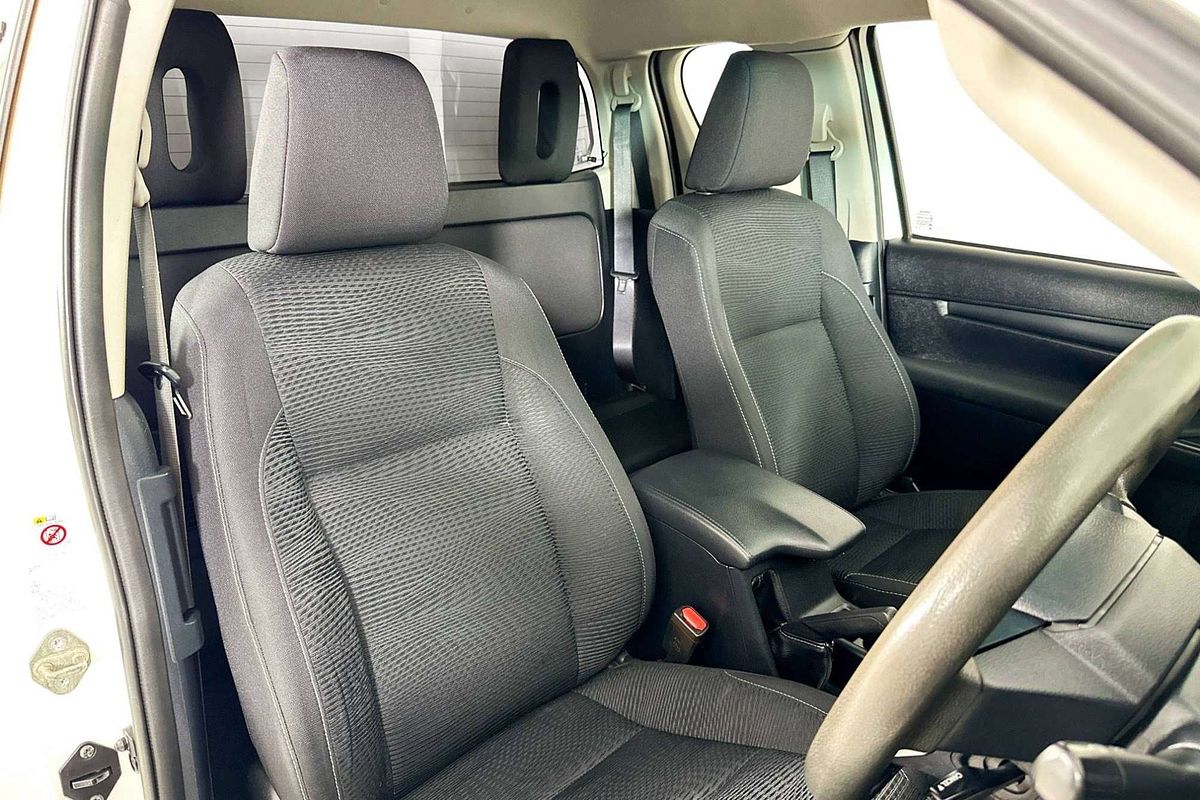 2017 Toyota HILUX SR (4x4) GUN126R 4X4