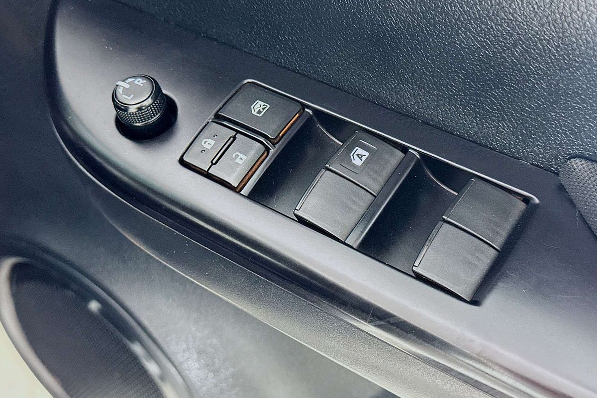 2021 Toyota HILUX SR (4x4) GUN126R FACELIFT 4X4