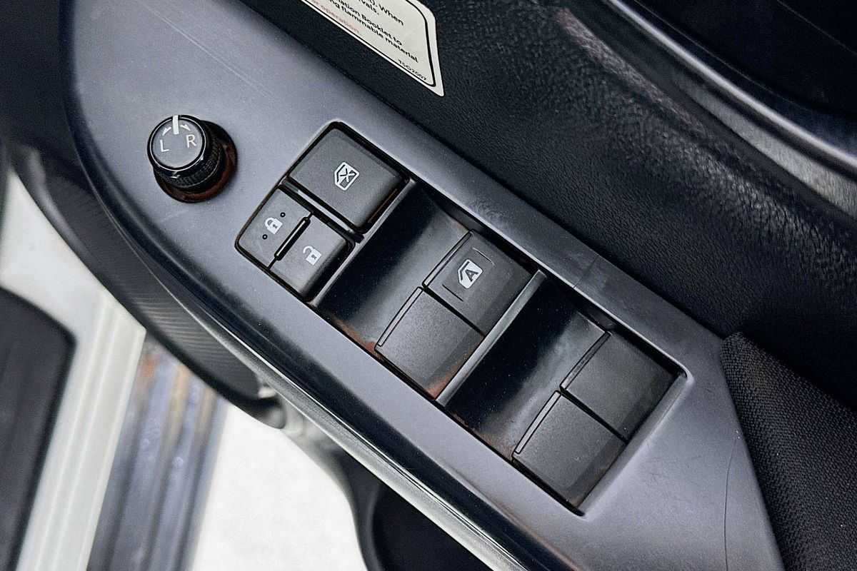 2021 Toyota HILUX SR (4x4) GUN126R FACELIFT 4X4