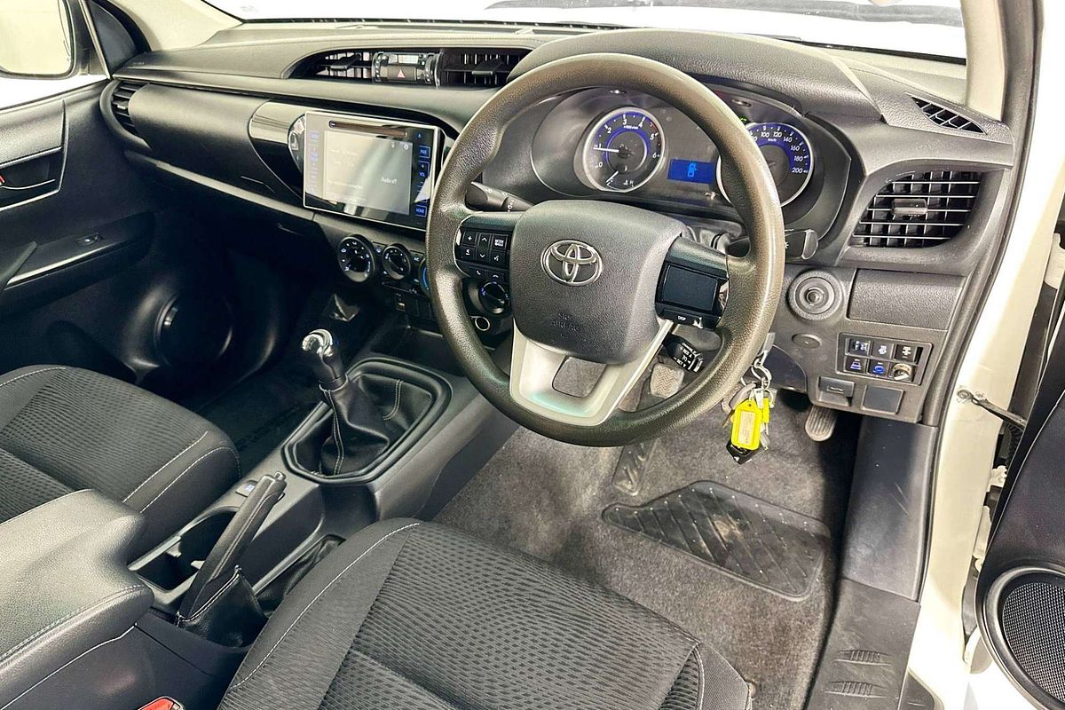 2017 Toyota HILUX SR (4x4) GUN126R 4X4