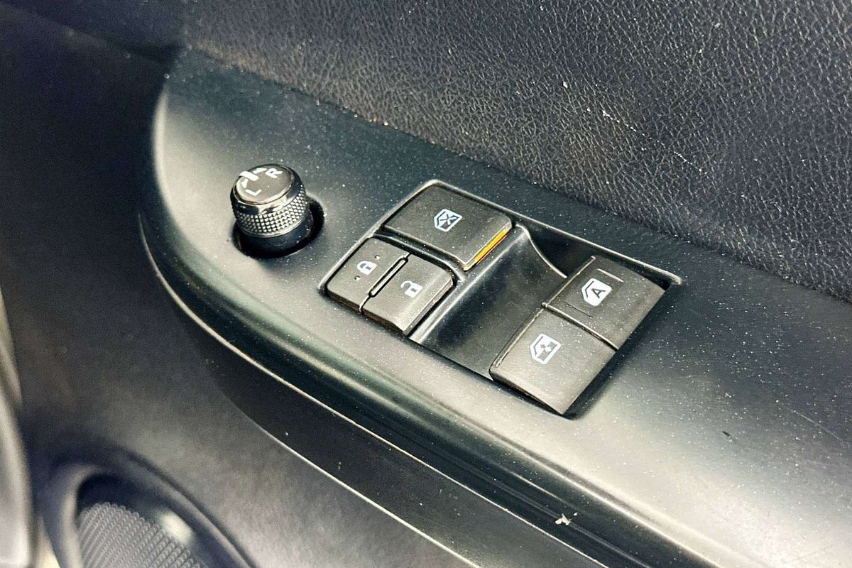 2017 Toyota HILUX SR (4x4) GUN126R 4X4