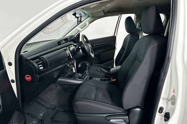 2017 Toyota HILUX SR (4x4) GUN126R 4X4
