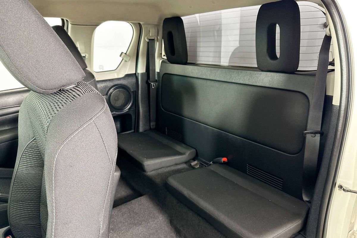 2017 Toyota HILUX SR (4x4) GUN126R 4X4