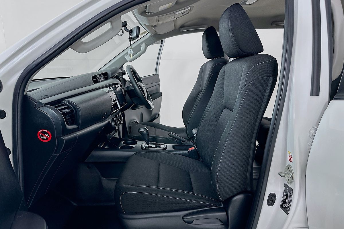 2017 Toyota HILUX SR (4x4) GUN126R 4X4