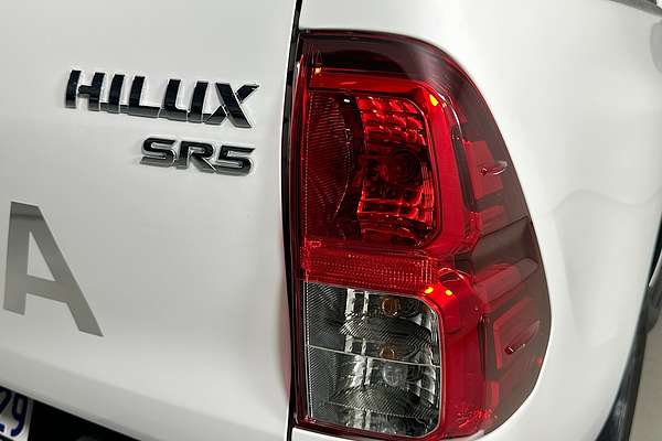 2017 Toyota HILUX SR5 (4x4) GUN126R 4X4