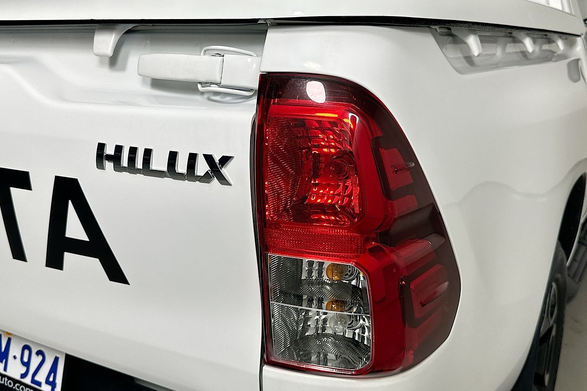 2017 Toyota HILUX SR (4x4) GUN126R 4X4