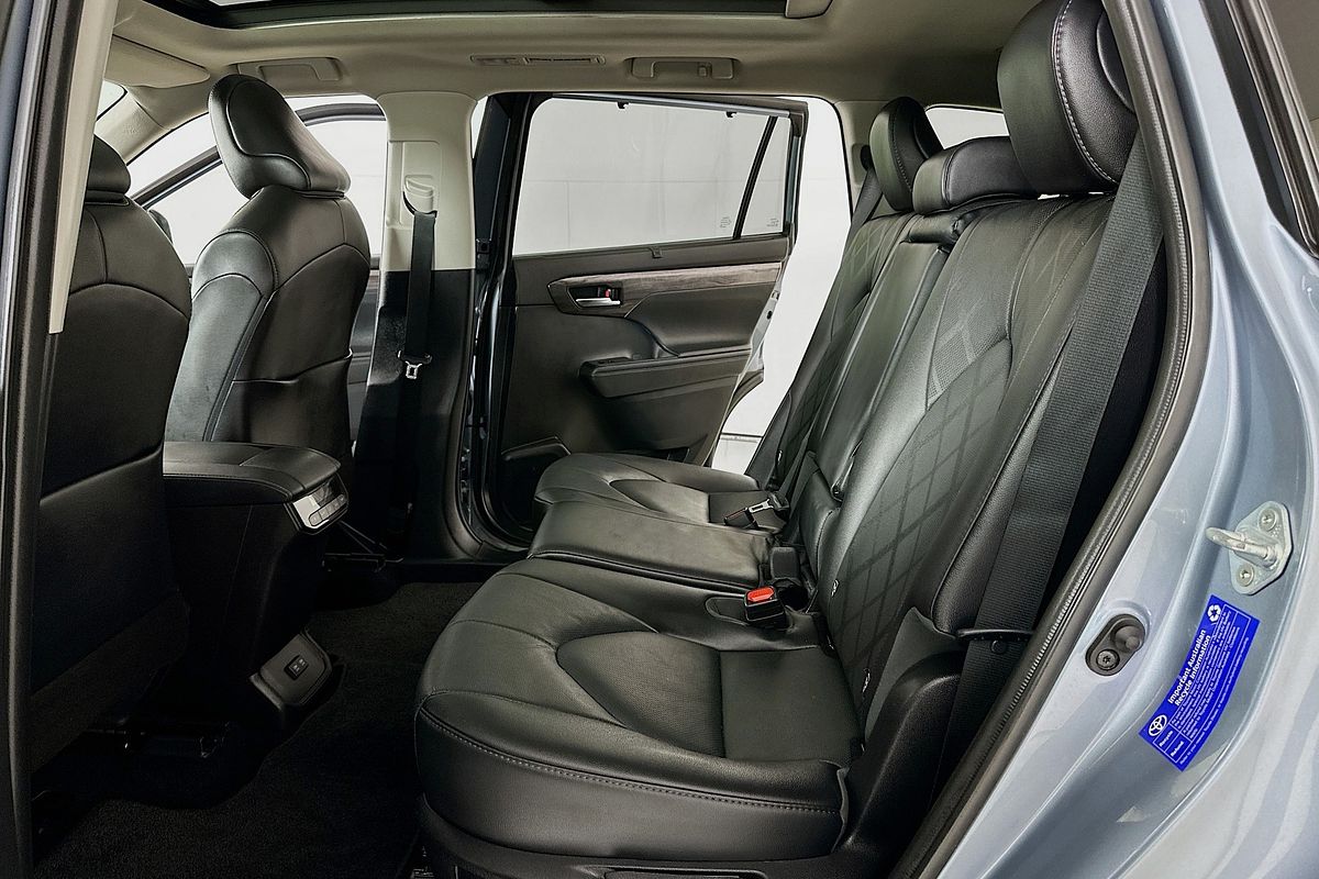 2021 Toyota KLUGER GRANDE HYBRID AWD AXUH78R