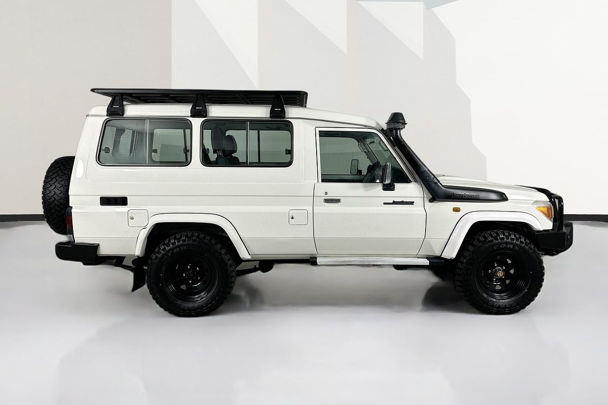 2016 Toyota Landcruiser GXL Troopcarrier VDJ78R