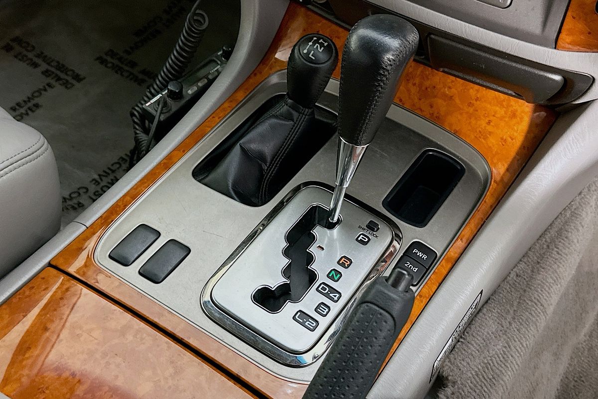 2004 Toyota LANDCRUISER SAHARA (4x4) HDJ100R