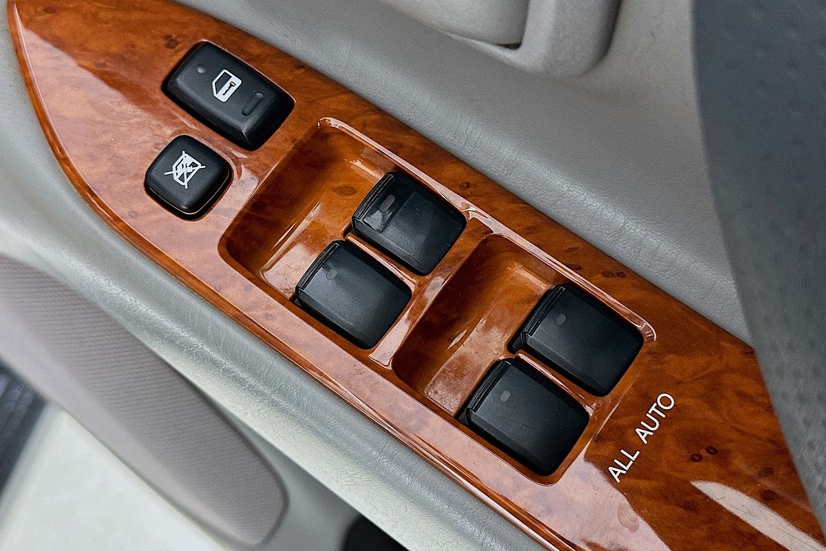 2004 Toyota LANDCRUISER SAHARA (4x4) HDJ100R