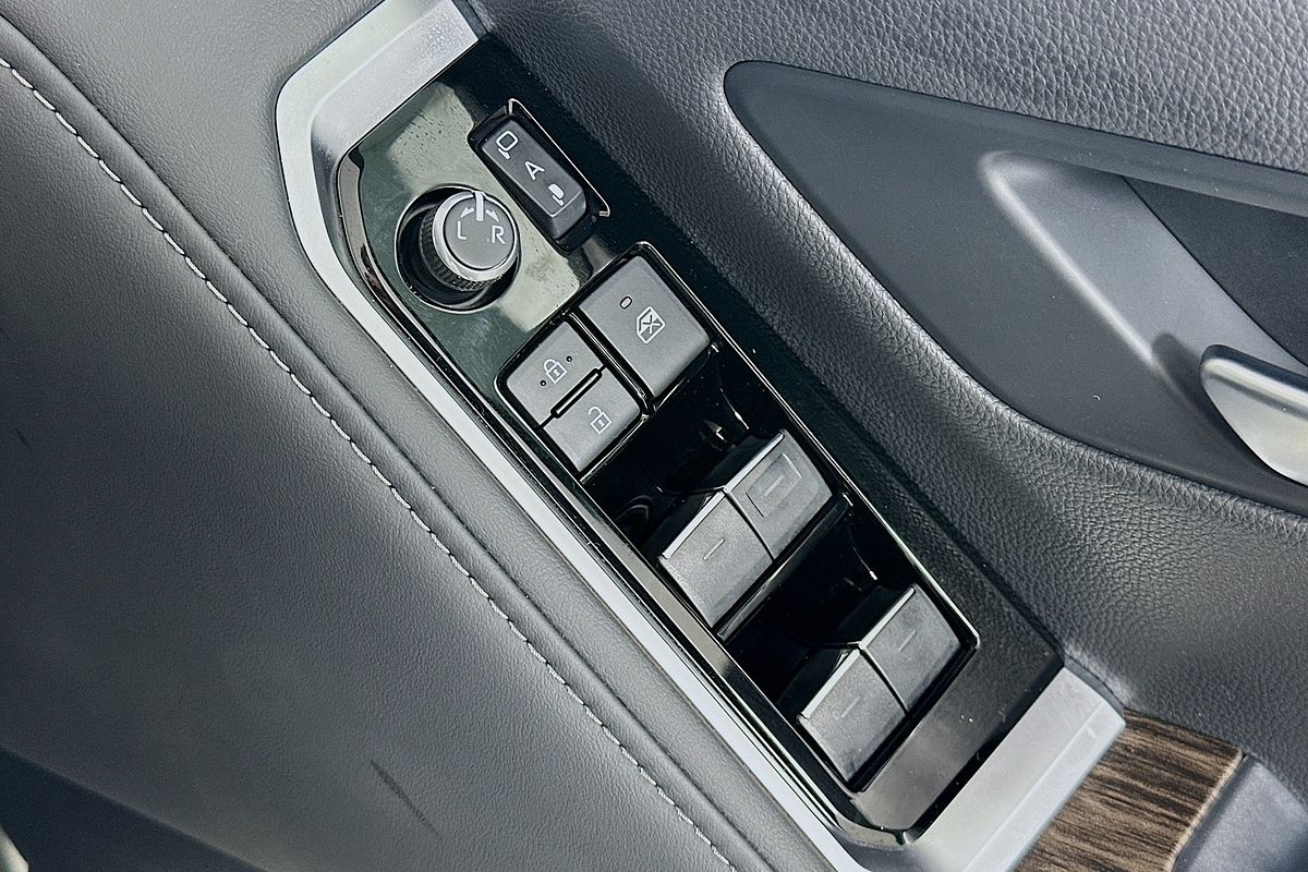 2024 Toyota LANDCRUISER VX FJA300R