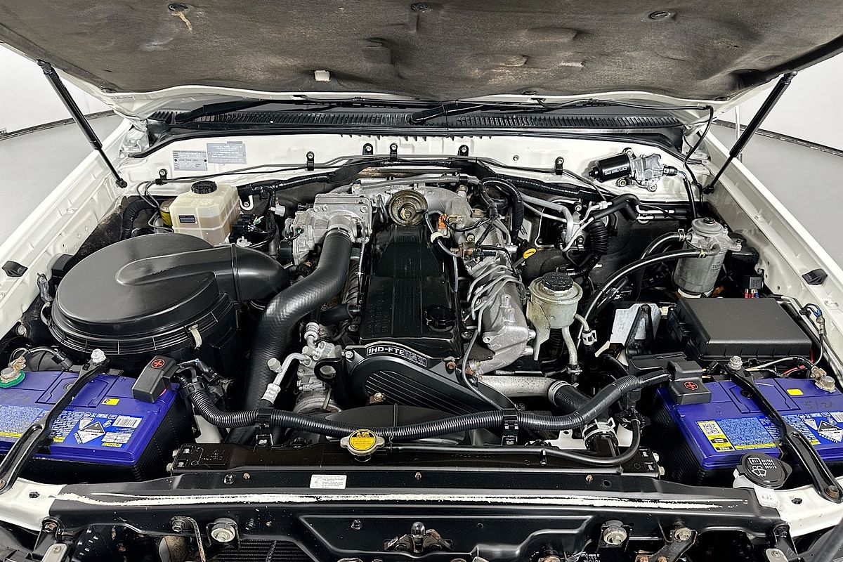 2004 Toyota LANDCRUISER SAHARA (4x4) HDJ100R
