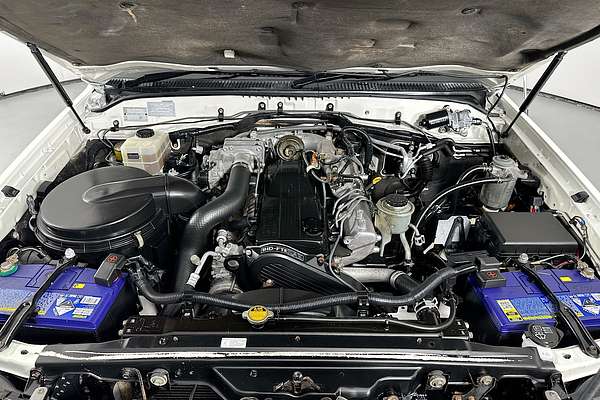 2004 Toyota LANDCRUISER SAHARA (4x4) HDJ100R
