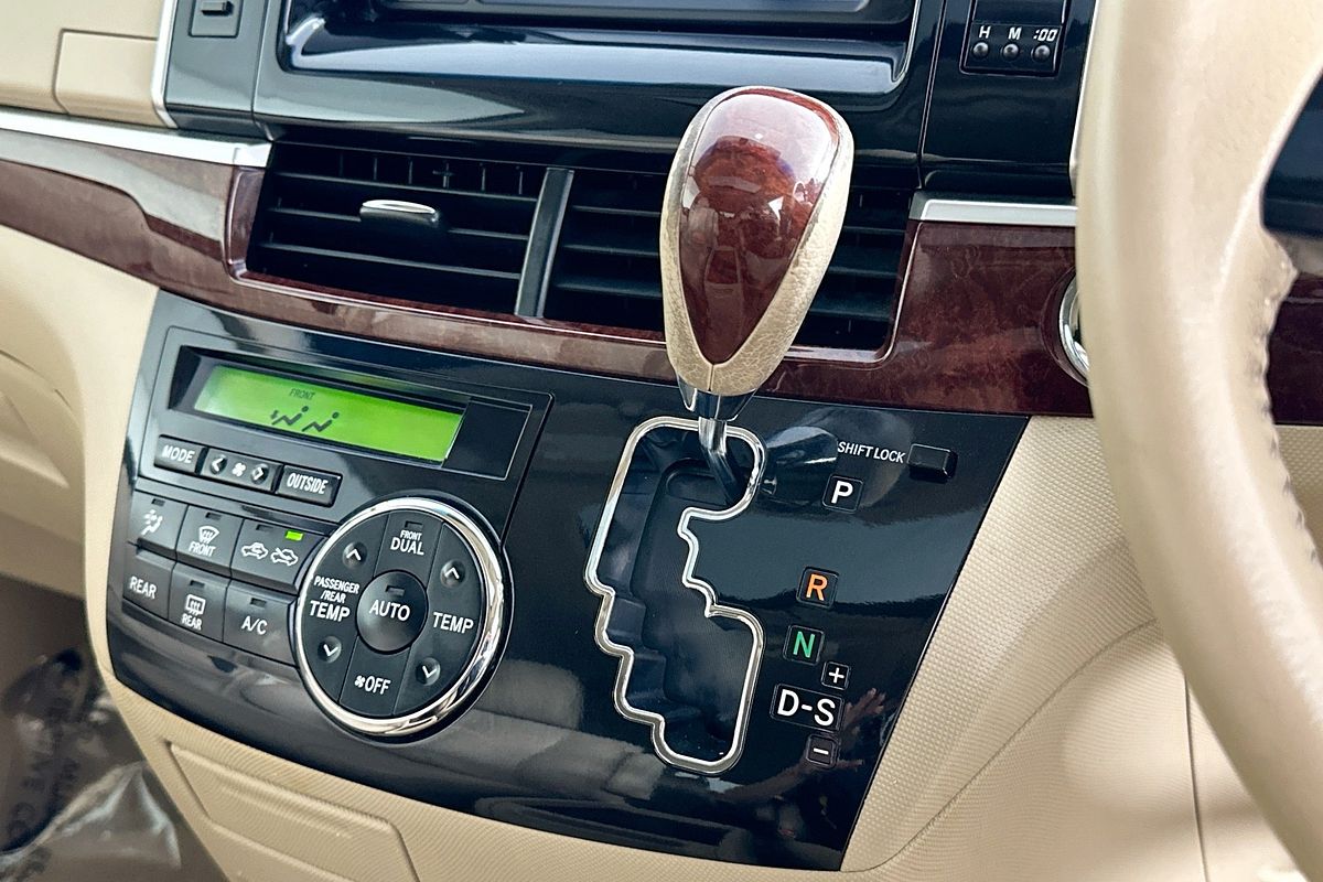 2013 Toyota TARAGO ULTIMA V6 GSR50R MY13