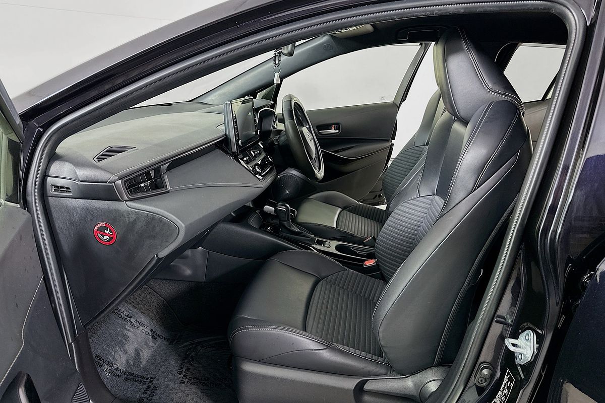 2020 Toyota Corolla Touring WxB Hybrid  ZWE211W