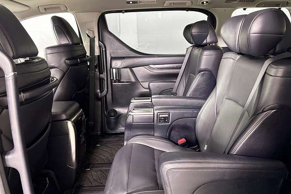 2018 Toyota Unknown Lounge AYH30W HYBRID