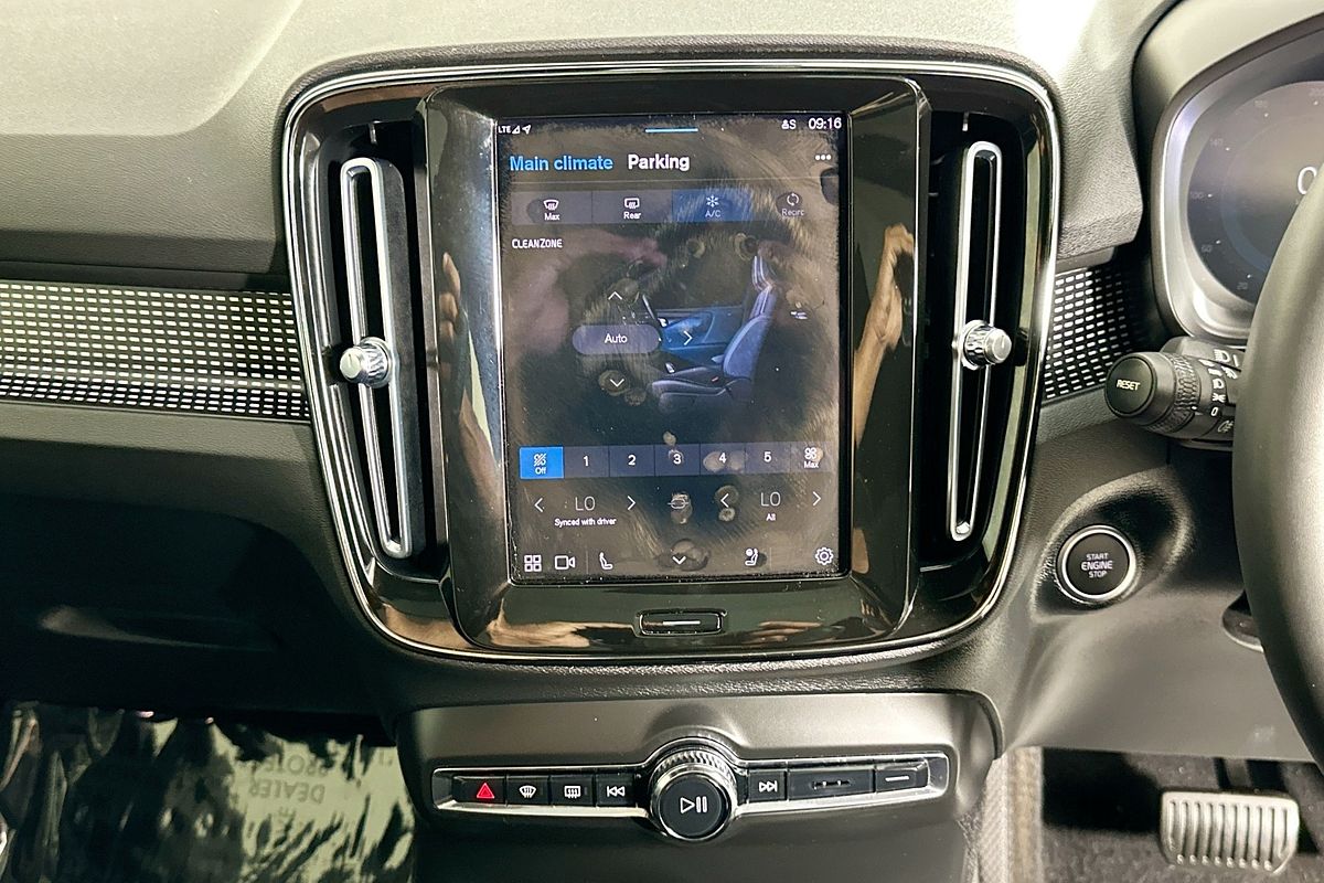 2022 Volvo XC40 ULTIMATE B5 DARK MHEV 536 MY23