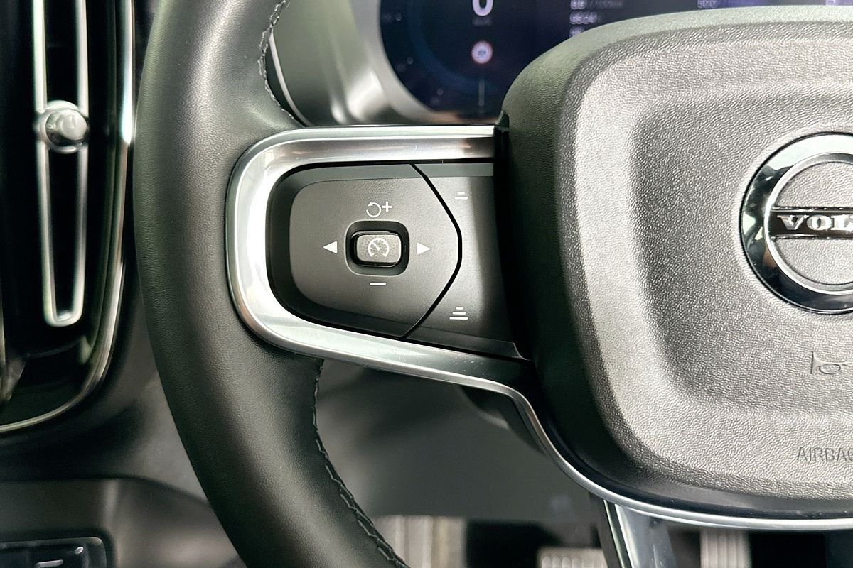 2022 Volvo XC40 ULTIMATE B5 DARK MHEV 536 MY23