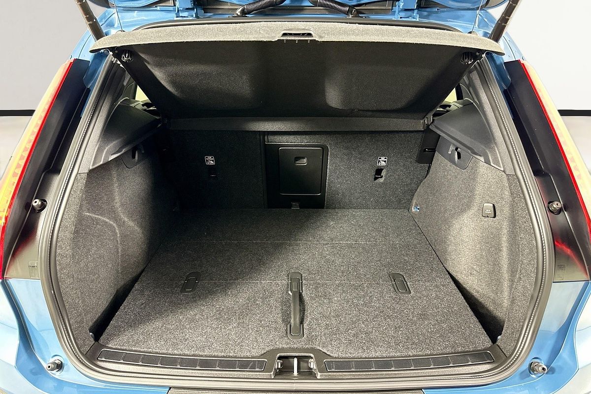 2022 Volvo XC40 ULTIMATE B5 DARK MHEV 536 MY23