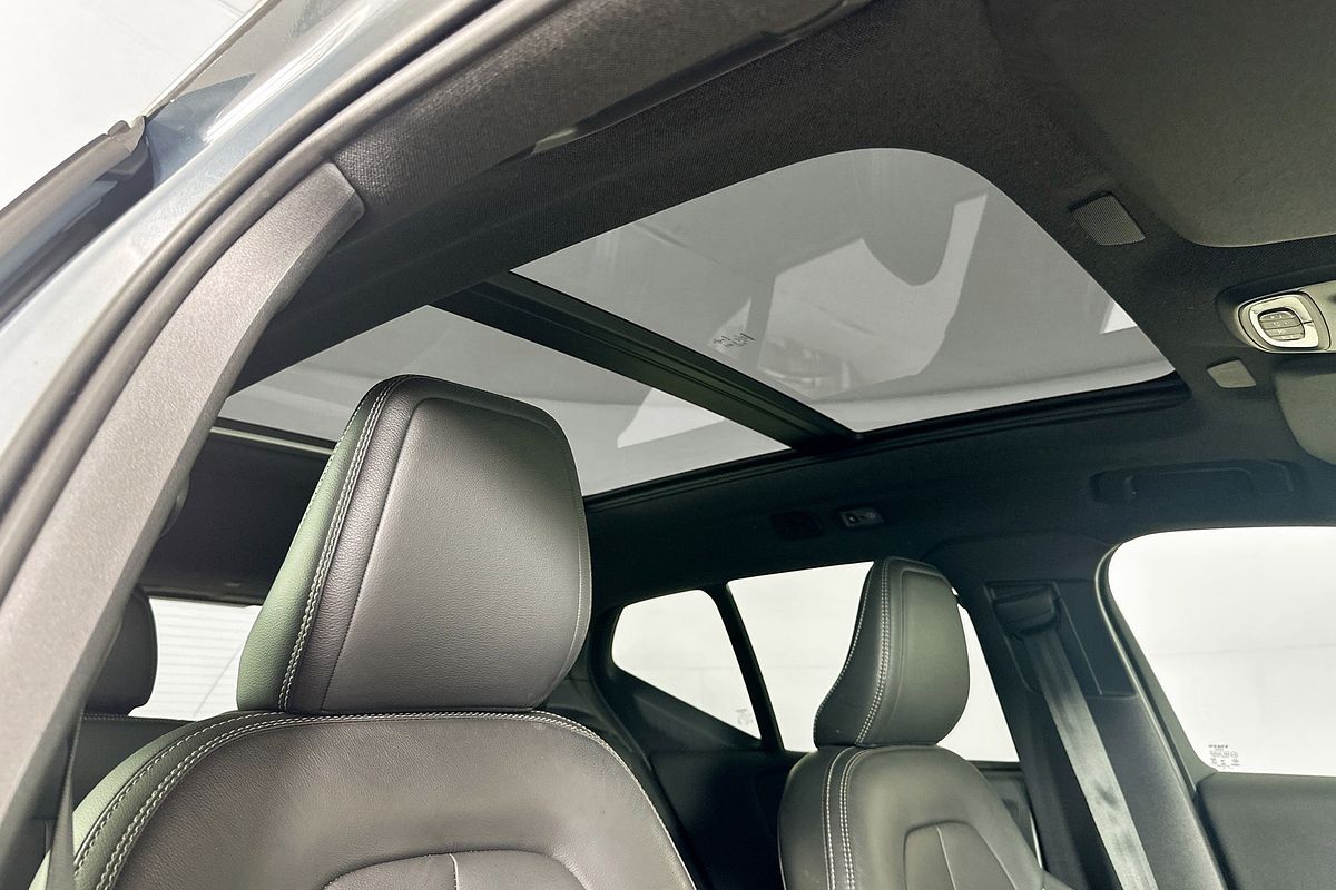 2021 Volvo XC40 T5 R-DESIGN (AWD) 536 MY21