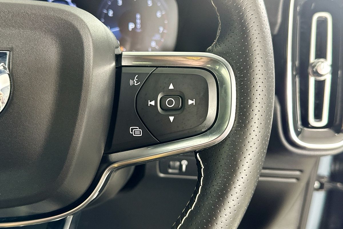 2021 Volvo XC40 T5 R-DESIGN (AWD) 536 MY21