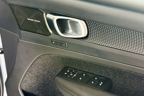 2021 Volvo XC40 T5 R-DESIGN (AWD) 536 MY21