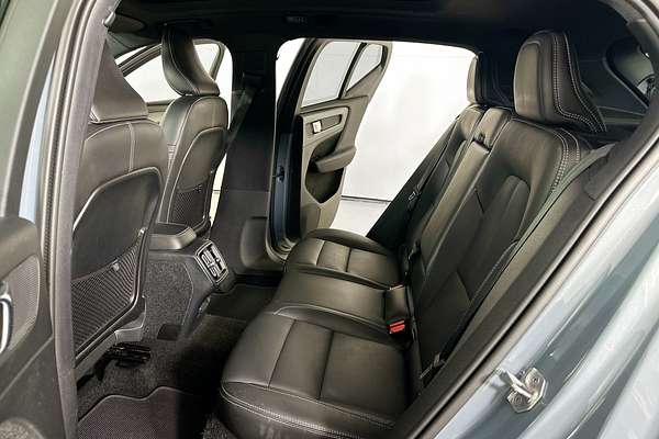 2021 Volvo XC40 T5 R-DESIGN (AWD) 536 MY21