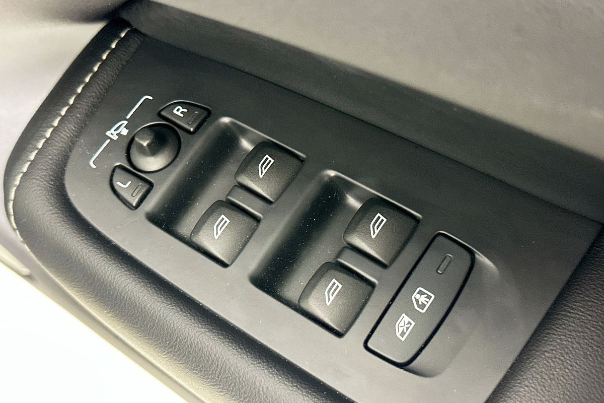 2021 Volvo XC60 T6 R-DESIGN (AWD) 246 MY21