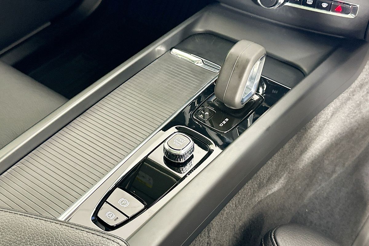 2021 Volvo XC60 B5 MOMENTUM MHEV 246 MY22