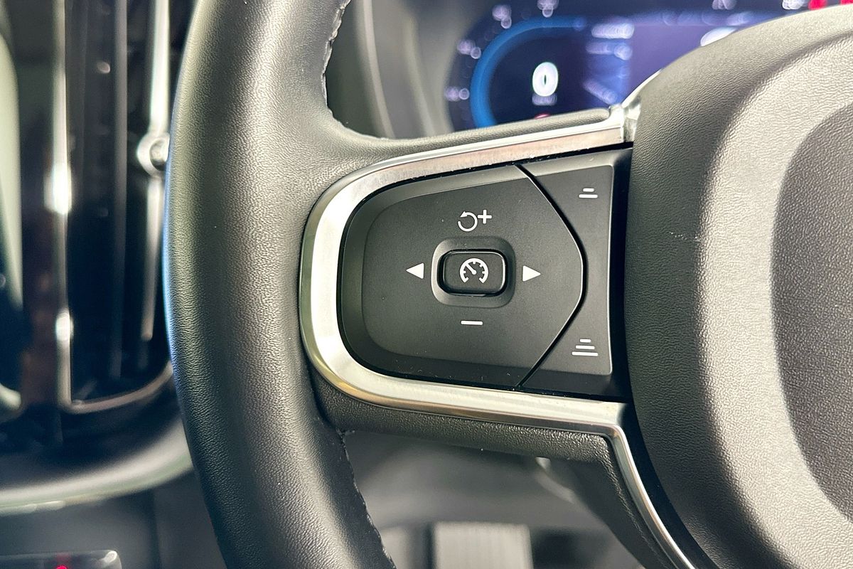 2021 Volvo XC60 B5 MOMENTUM MHEV 246 MY22