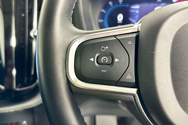 2021 Volvo XC60 B5 MOMENTUM MHEV 246 MY22
