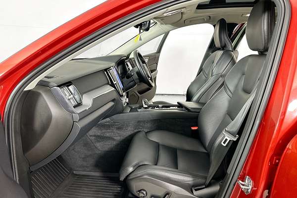 2021 Volvo XC60 B5 MOMENTUM MHEV 246 MY22