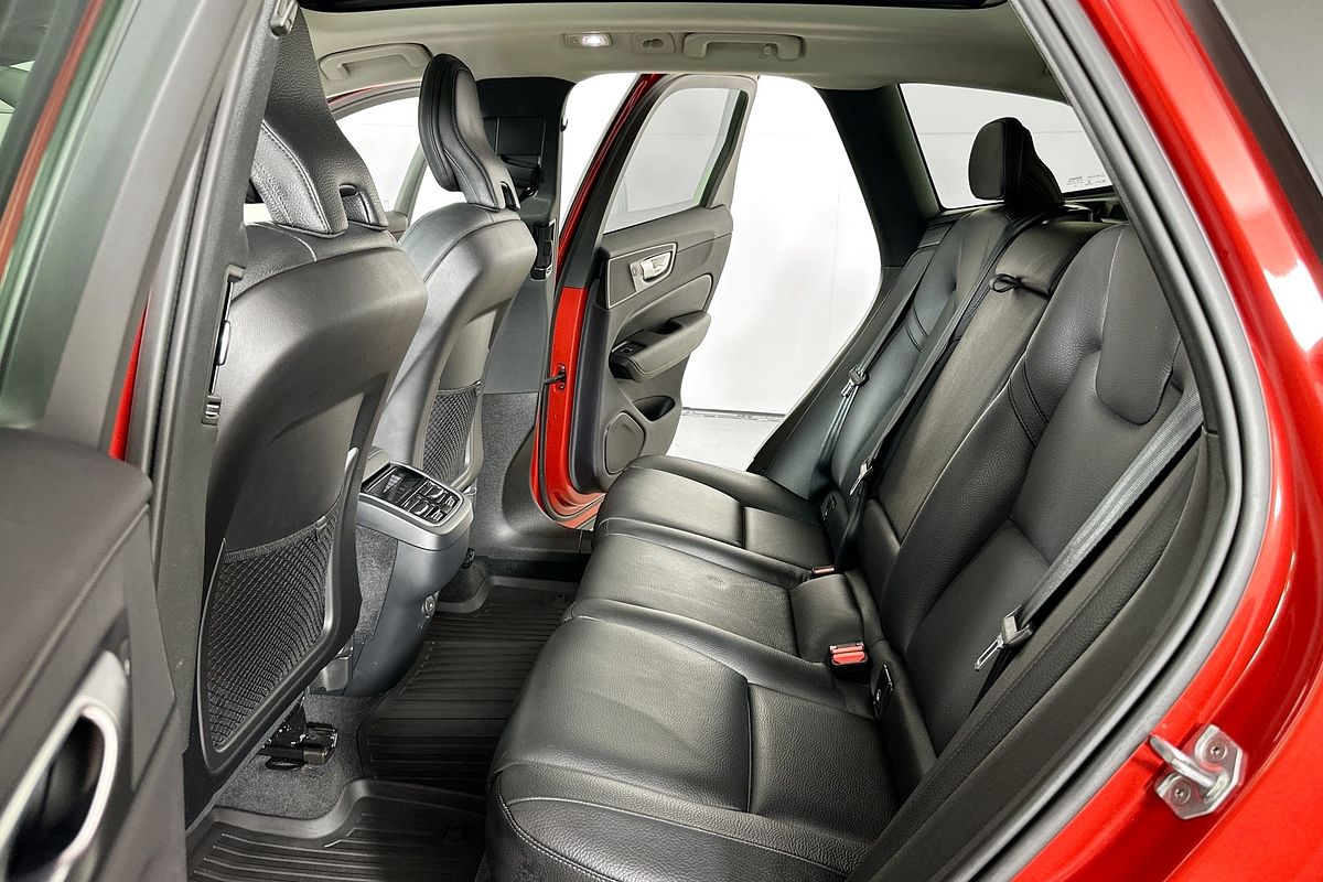2021 Volvo XC60 B5 MOMENTUM MHEV 246 MY22
