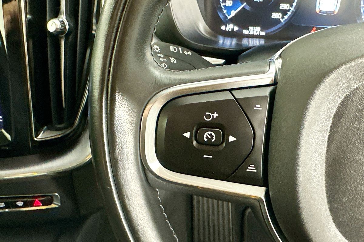 2021 Volvo XC60 T5 MOMENTUM (AWD) 246 MY21