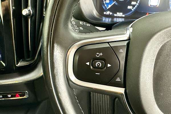 2021 Volvo XC60 T5 MOMENTUM (AWD) 246 MY21