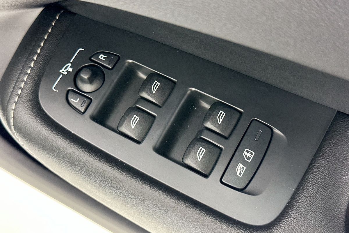 2023 Volvo XC60 ULTIMATE B5 BRIGHT MHEV 246 MY23B