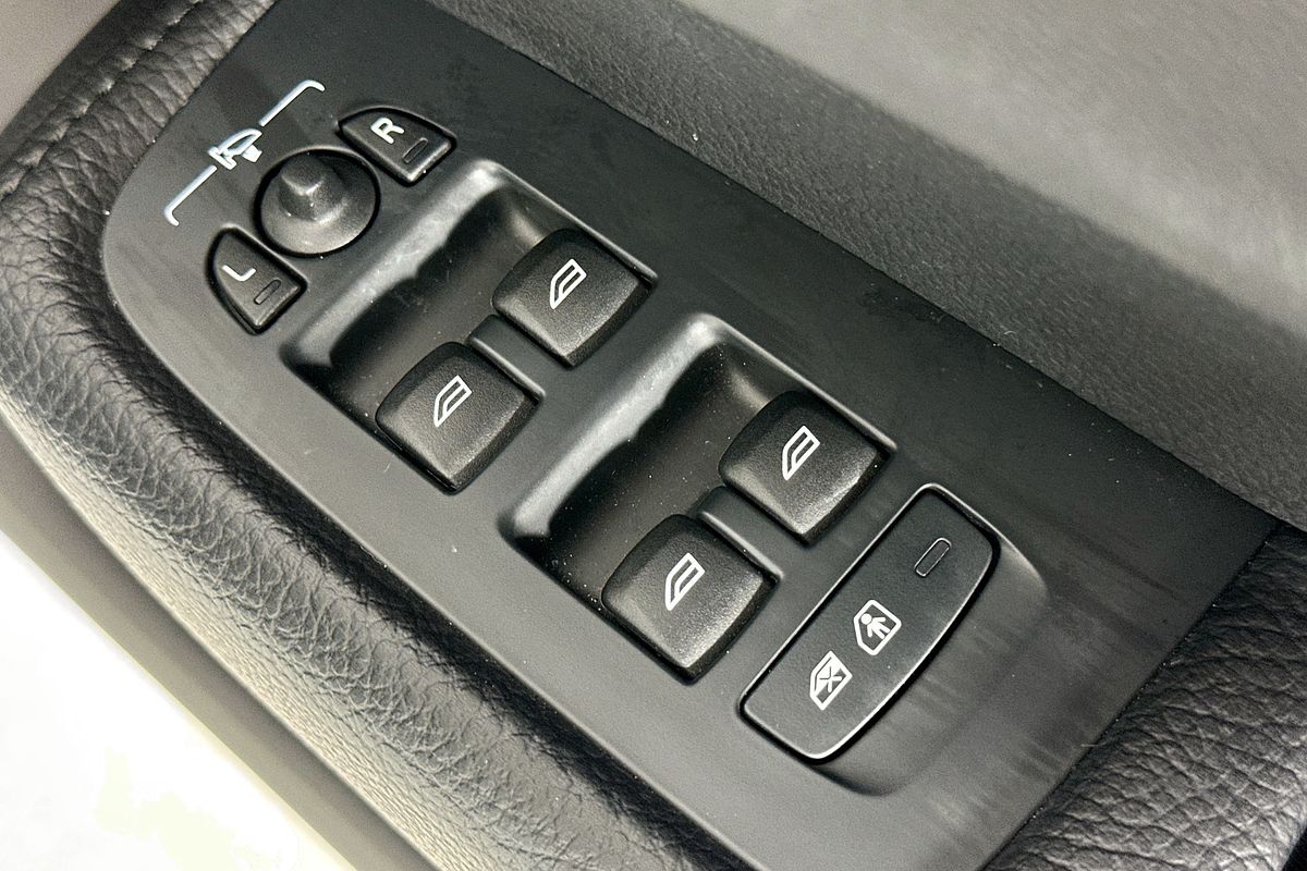 2022 Volvo XC60 B5 INSCRIPTION MHEV 246 MY22