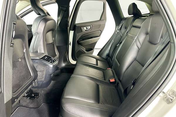 2021 Volvo XC60 T5 MOMENTUM (AWD) 246 MY21