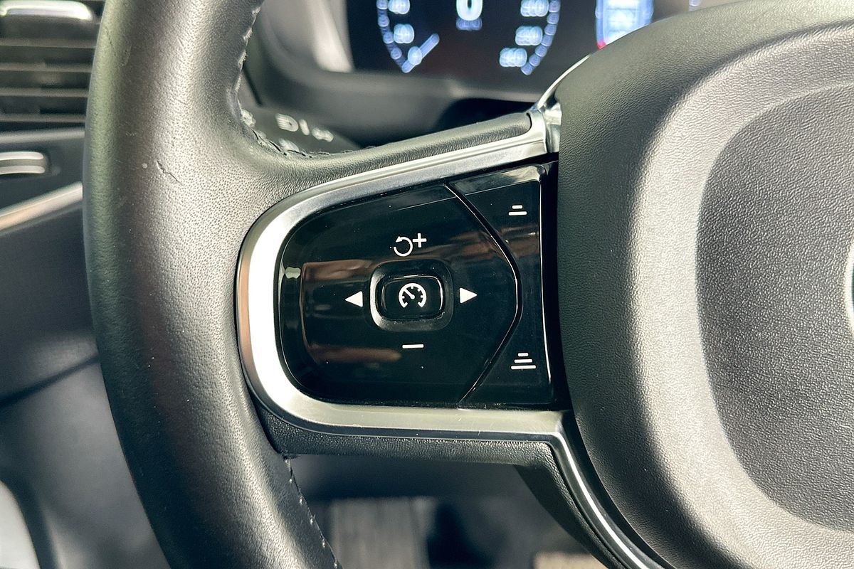 2016 Volvo XC90 T6 2.0 MOMENTUM 256 MY16