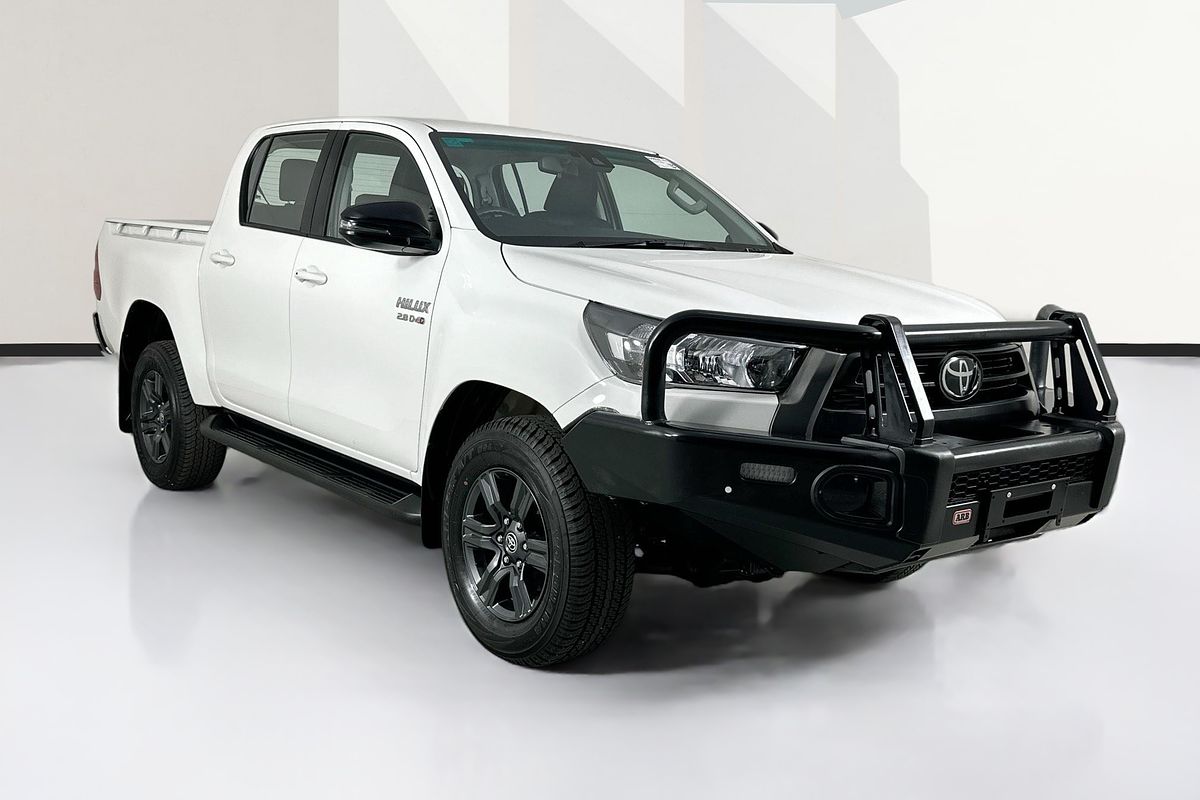 2024 Toyota HILUX SR (4x4)