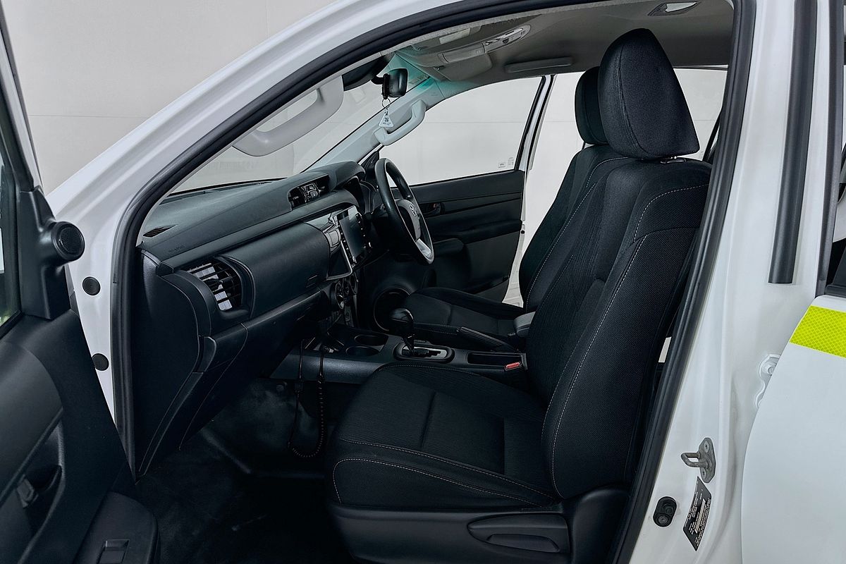 2020 Toyota HILUX SR (4x4) GUN126R FACELIFT 4X4