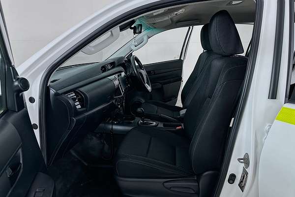 2020 Toyota HILUX SR (4x4) GUN126R FACELIFT 4X4
