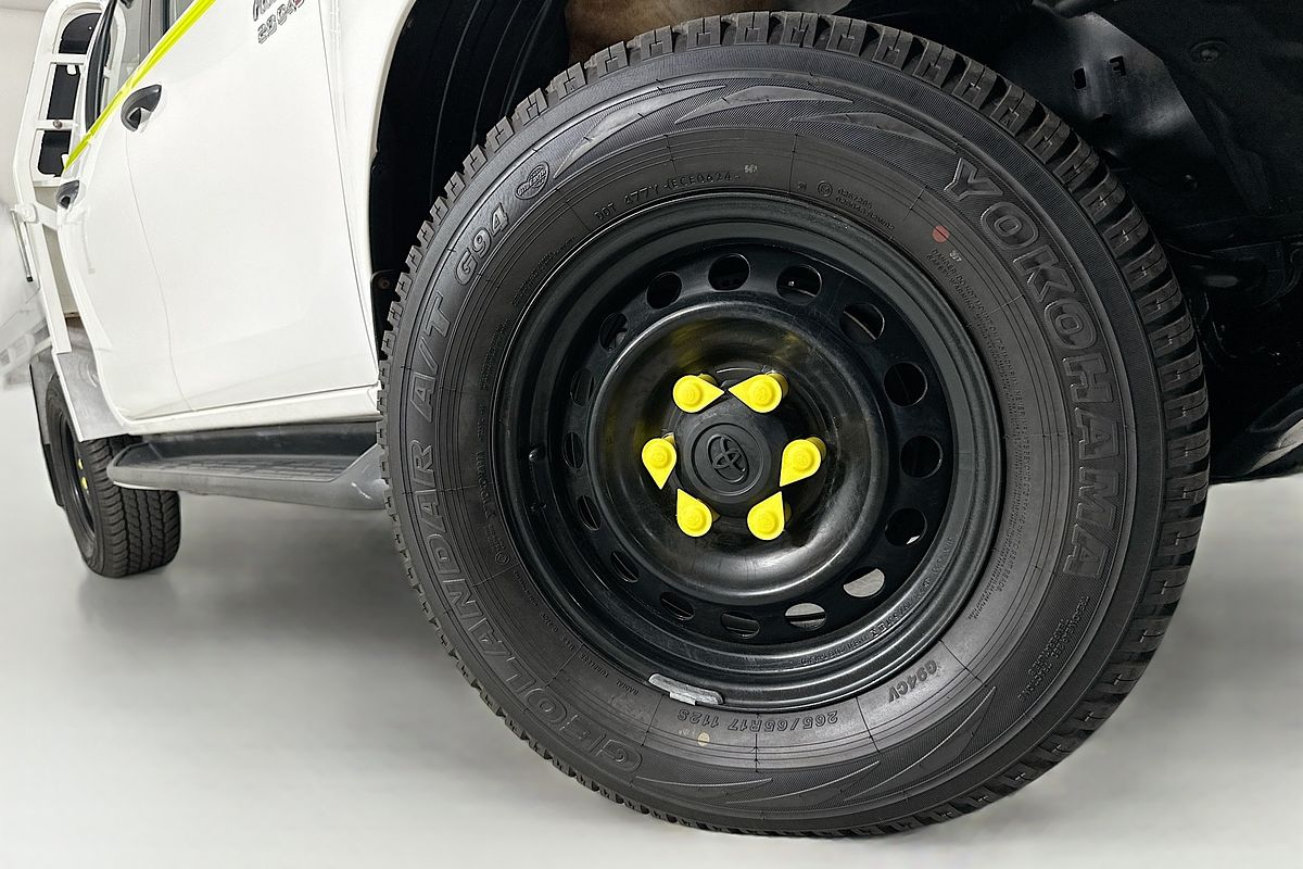 2022 Toyota HILUX SR (4x4) STEEL WHEELS GUN126R 4X4