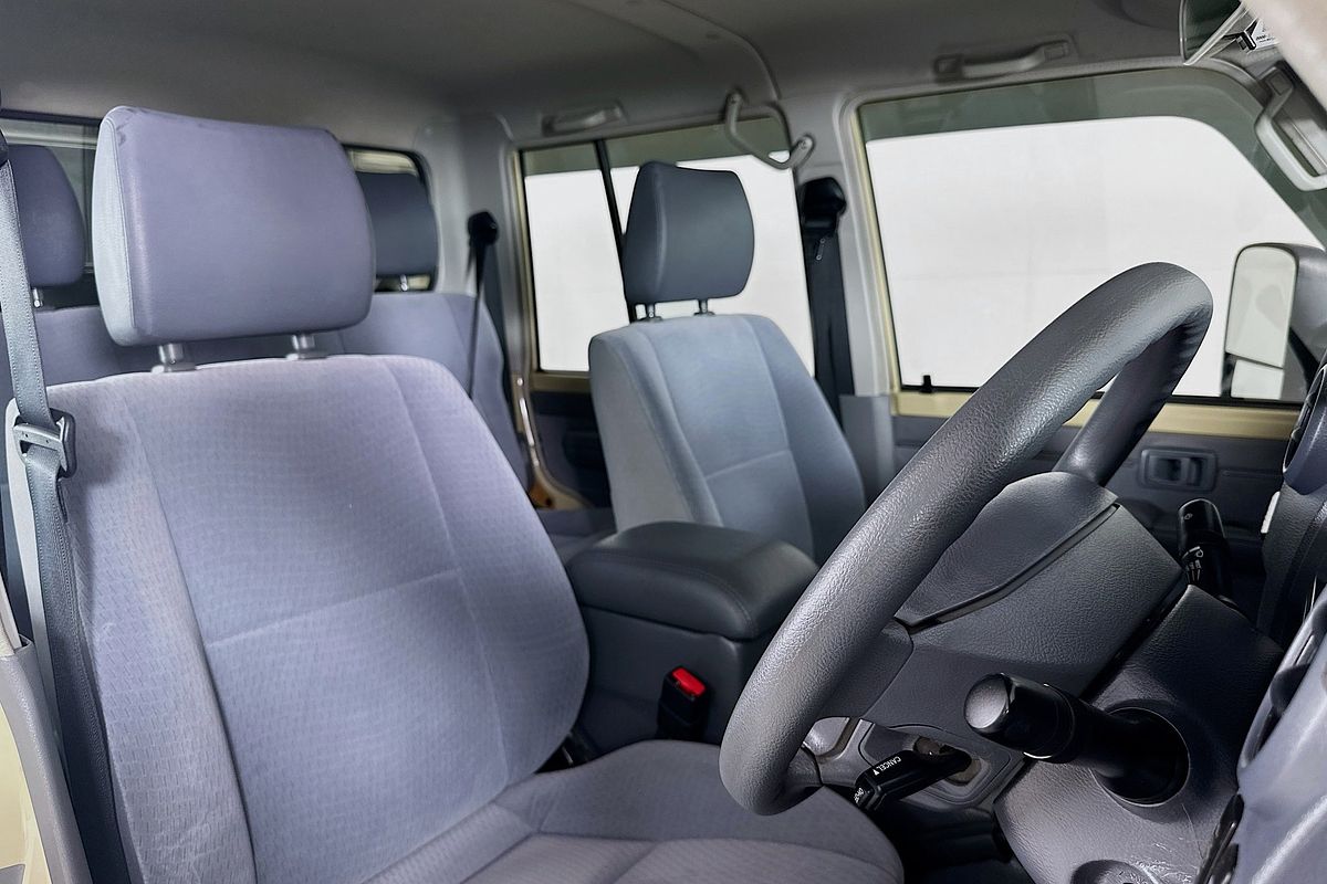 Vehicle photo 9