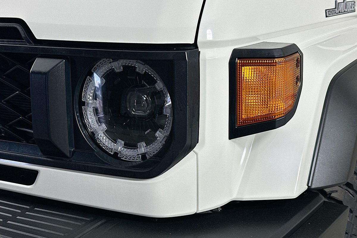 Vehicle photo 3
