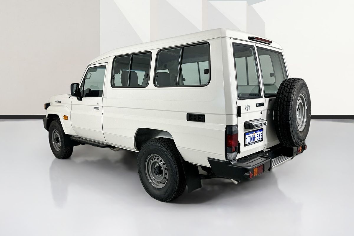 Vehicle photo 6