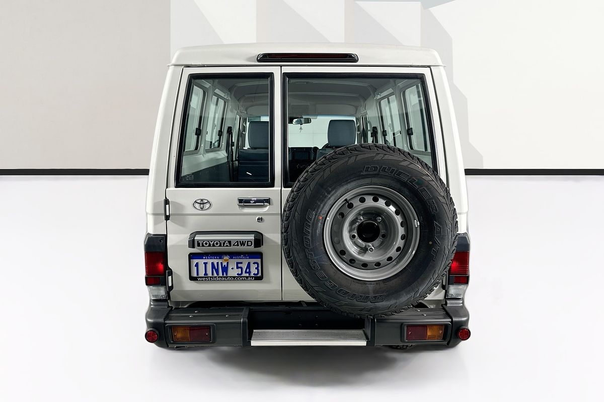 Vehicle photo 7